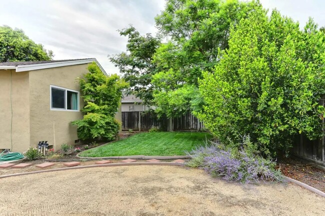 Building Photo - 499 Safari Dr