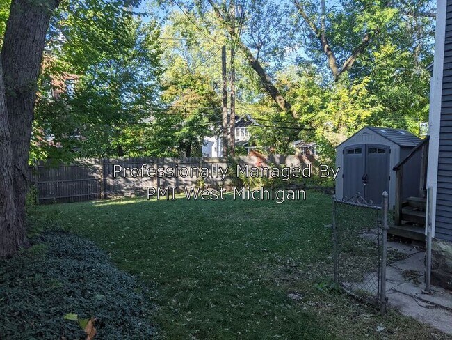 Building Photo - 623 Parkwood St NE
