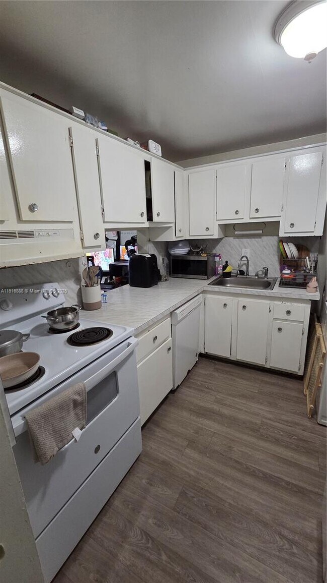 Foto del edificio - 5122 NW 79th Ave