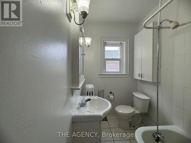 Photo du bâtiment - 846-846 Broadview Ave