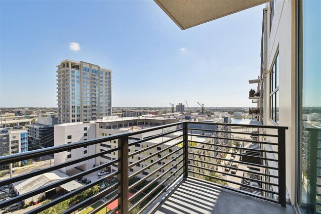 Building Photo - 1208 E Kennedy Blvd