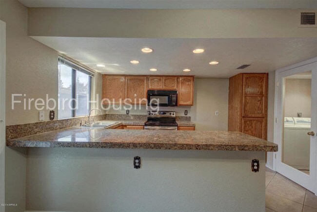 Building Photo - 170 E Guadalupe Rd