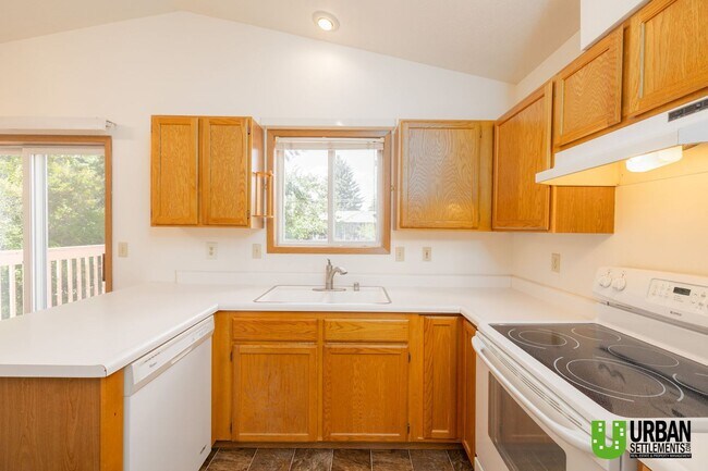 Building Photo - 3 bedroom, 2 bathroom home located on the ...