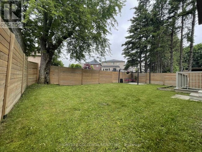 Building Photo - LOWER - 110A BOND CRESCENT