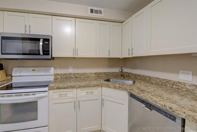 Building Photo - 305 N Pompano Beach Blvd