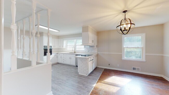 Foto del edificio - Ranch home close to Parkway