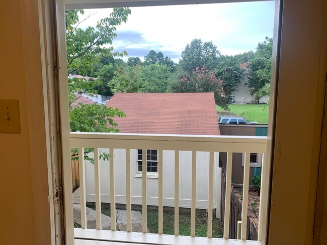 Vista desde el balcón: patio trasero y garaje. - 411 Hobbs Rd SE