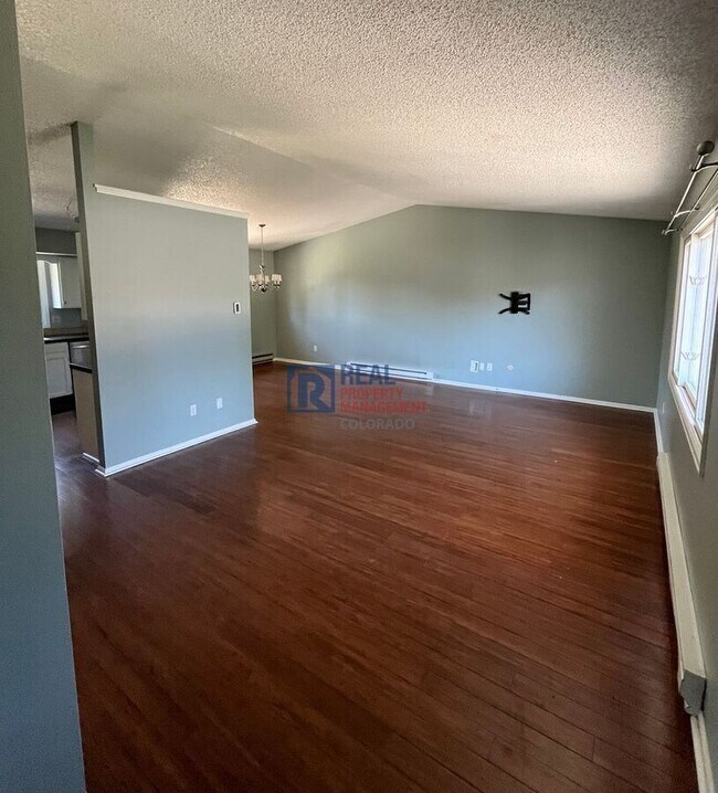 Foto del edificio - 3207 Camelot Dr
