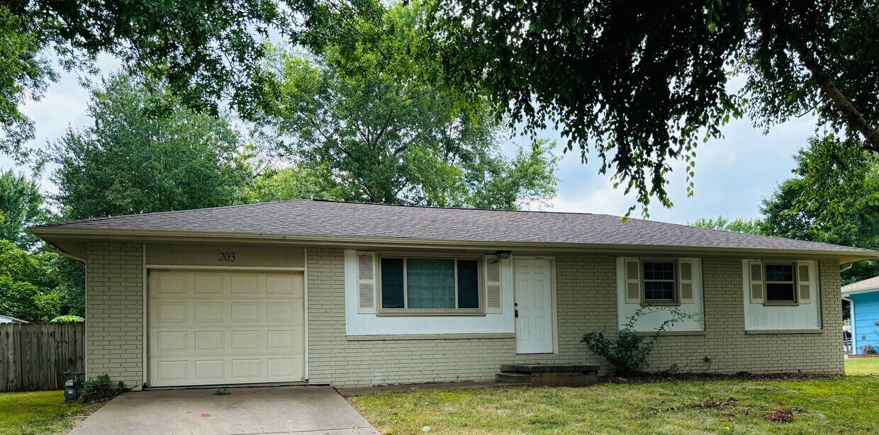 Primary Photo - 3-Bedroom Home with Fully Fenced Backyard