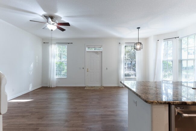 Building Photo - 340 Jacaranda Dr