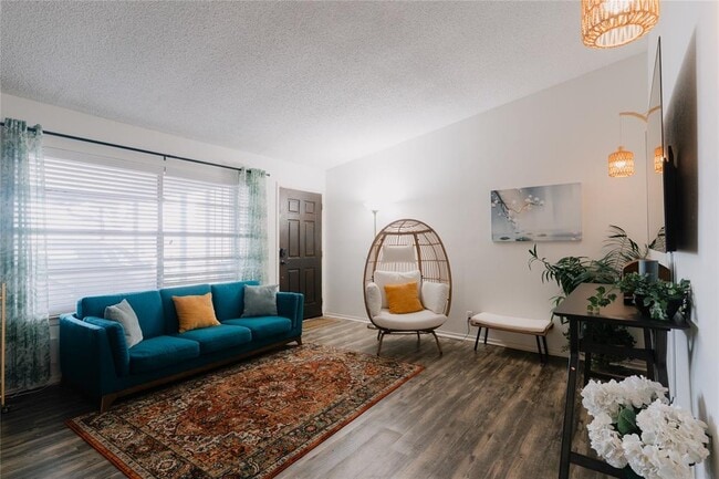 Building Photo - 9011 Quail Valley Dr