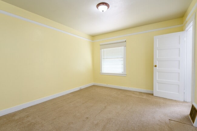 Building Photo - 823 Linden Ave