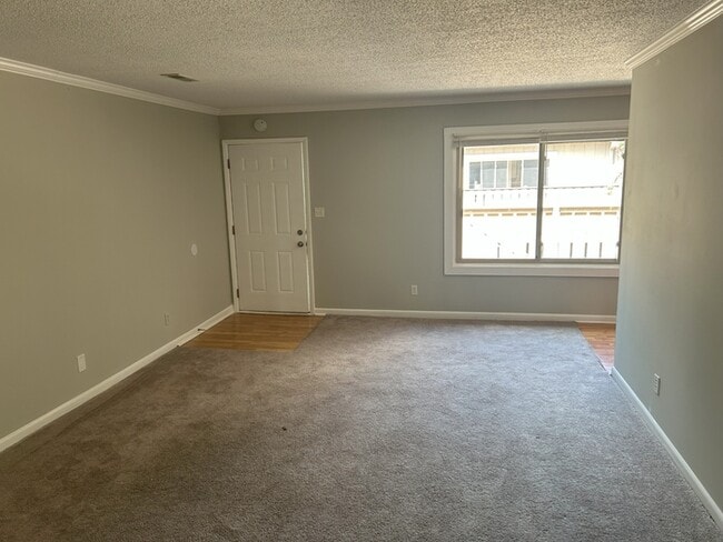 Building Photo - Beautiful Mountain Views | 2 Bed | 1.5 Bat...