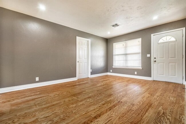 Building Photo - 709 NE 79th Pl