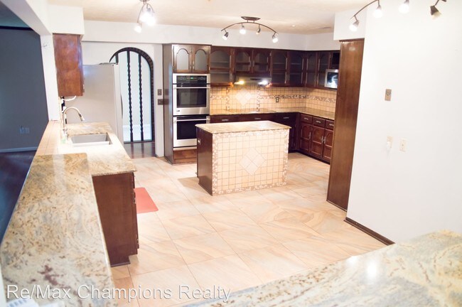 Foto del edificio - 6730 Ranch Forest Dr