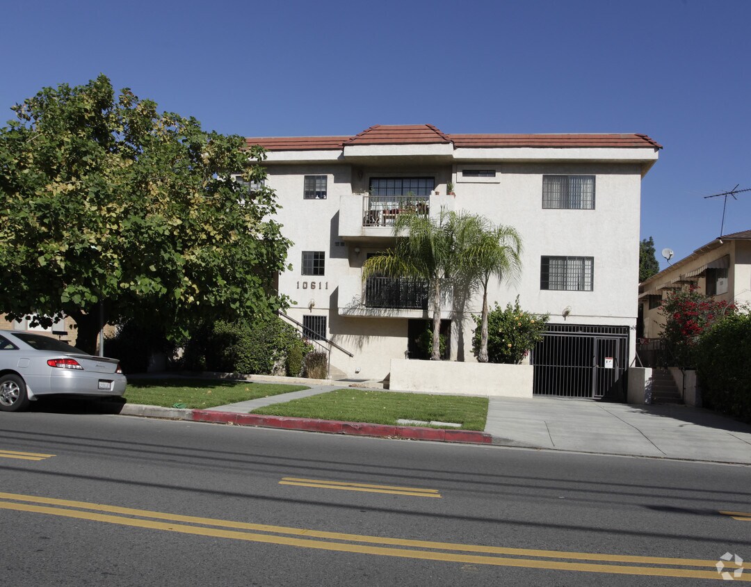 Building Photo - 10611 Moorpark St