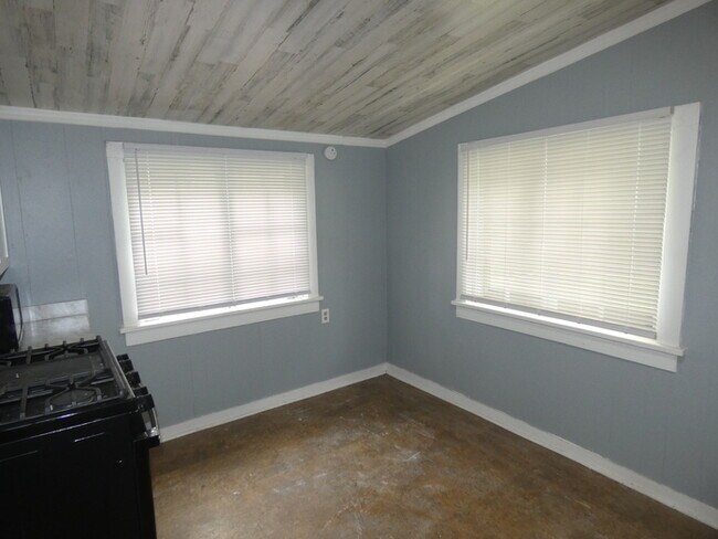 Building Photo - 5400 NW Venetian Dr