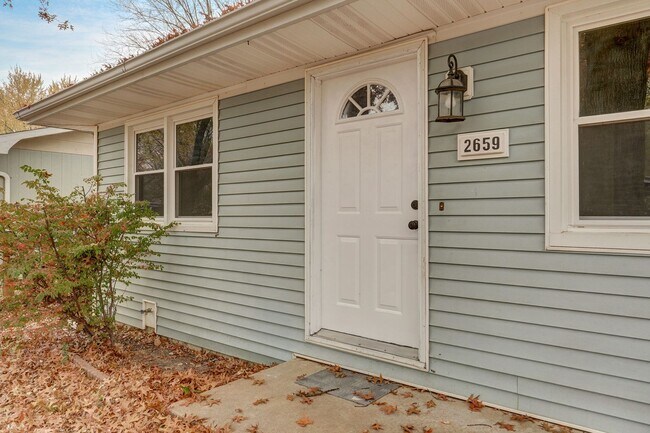 Building Photo - Newly Updated Home!