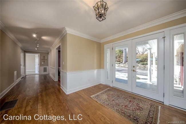 Building Photo - 4 br, 3.5 bath House - 1905 Country Club Road