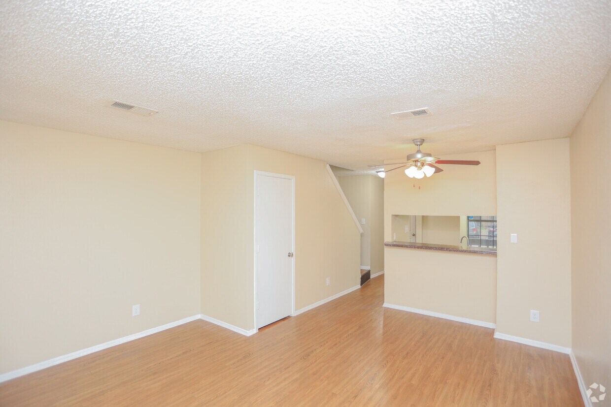 Round Rock Townhomes Apartments in Arlington, TX