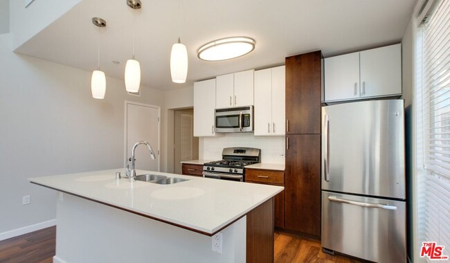 Foto del edificio - 1033 Doreen Place St