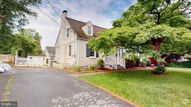 Building Photo - 2116 Linden Ln