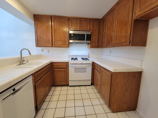 Foto del edificio - Top Floor Penthouse Loft Condo | Fireplace...