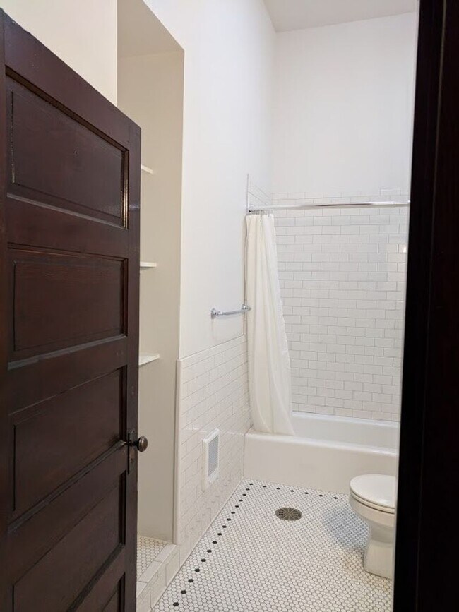 Foto del edificio - Historic Downtown Cle Elum Apartment right on the main street!