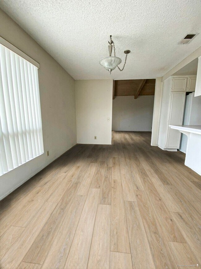 Foto del edificio - SINGLE LEVEL UNIT IN SMOKETREE Community!! Must see!