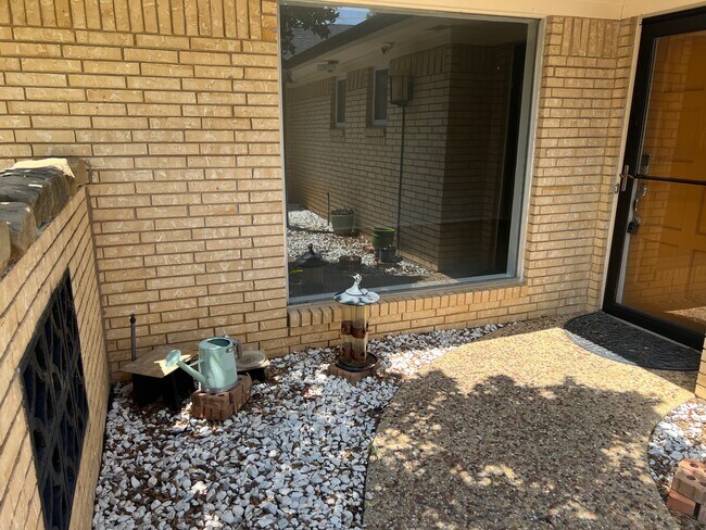 Foto del edificio - 1821 E Cedar Elm Dr