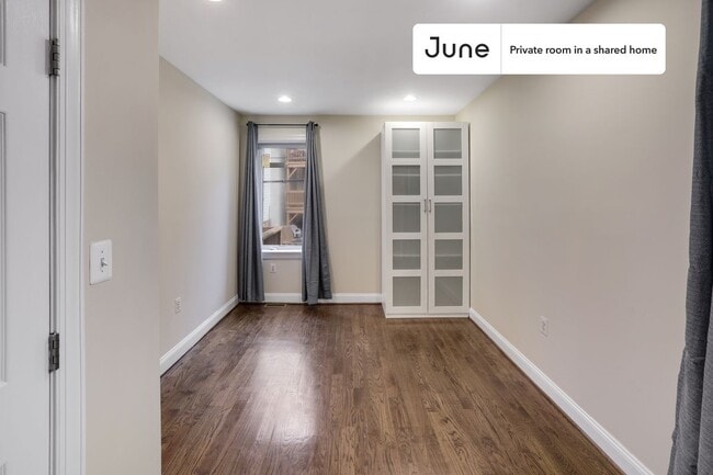 Building Photo - Room in Shared 3 bed/2.5 bath home