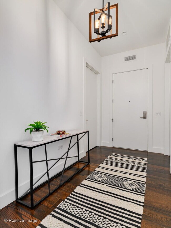Foto del edificio - 367 W Locust St