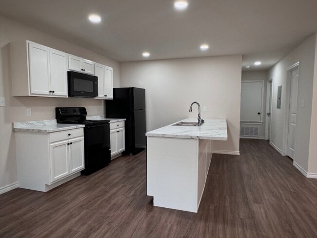 Building Photo - 102 Pecan Dr