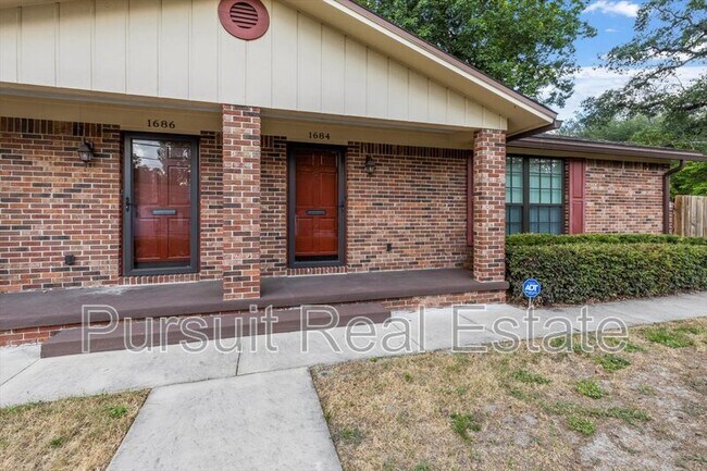 Foto del edificio - 1684 Pine Grove Ave