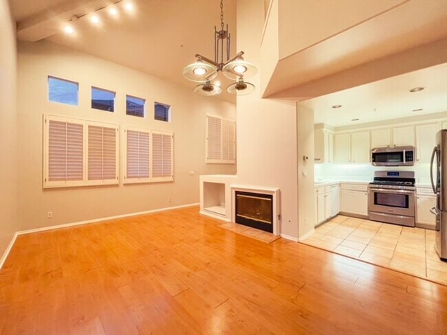 Building Photo - Tustin - 2 Bed - Gorgeous Townhouse In Hig...