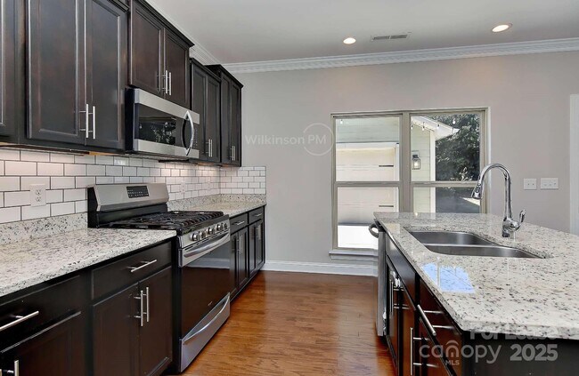 Foto del edificio - 8765 Aspinwall Dr