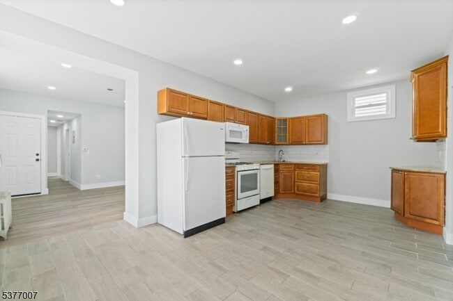 Foto del edificio - 114 Littleton Ave