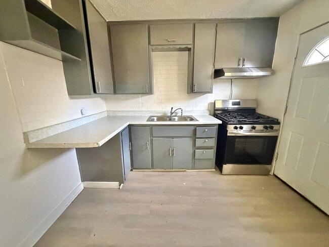 Building Photo - 2 bed home for rent