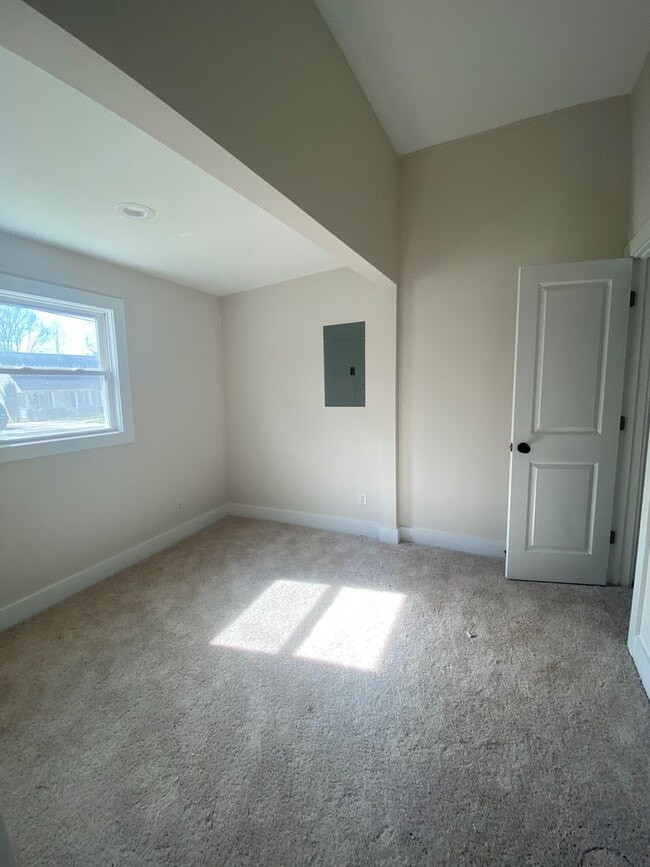 Building Photo - Newly Renovated 2-Bedroom Apartment in Central, SC!
