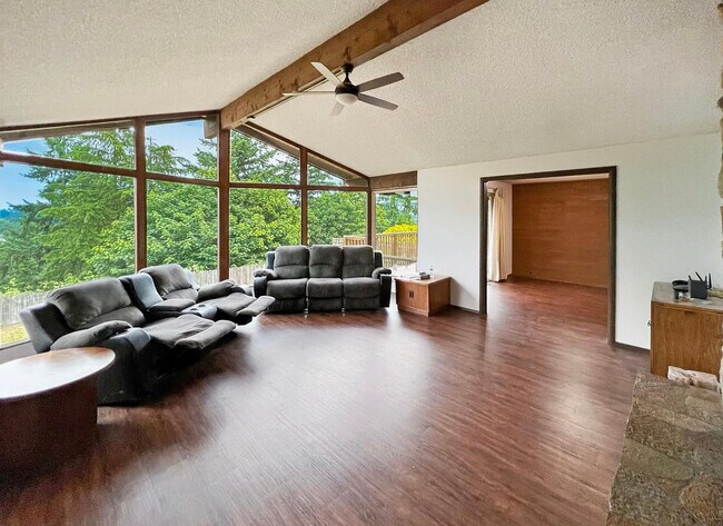 Building Photo - 3235 Scenic Dr SE