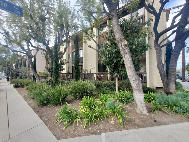 Building Photo - Charming 2-Bedroom Apartment with City Vie...