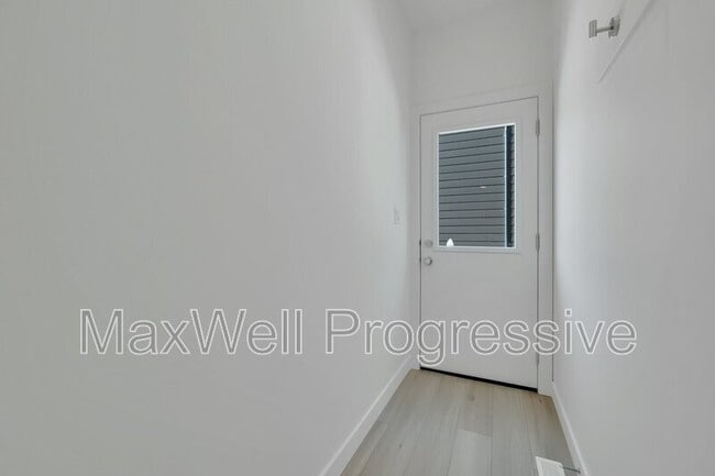 Building Photo - 7728-7105 105 Ave NW