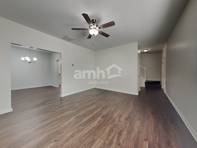 Foto del edificio - 215 Creekview Dr