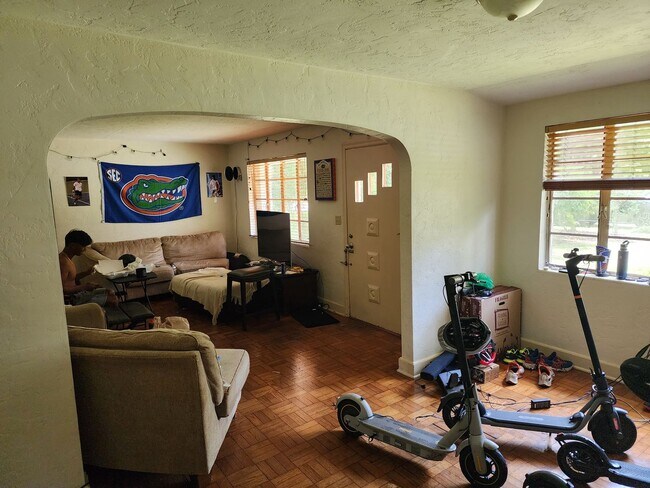 Foto del edificio - 4 bedroom 2 bath near the University of Florida law school