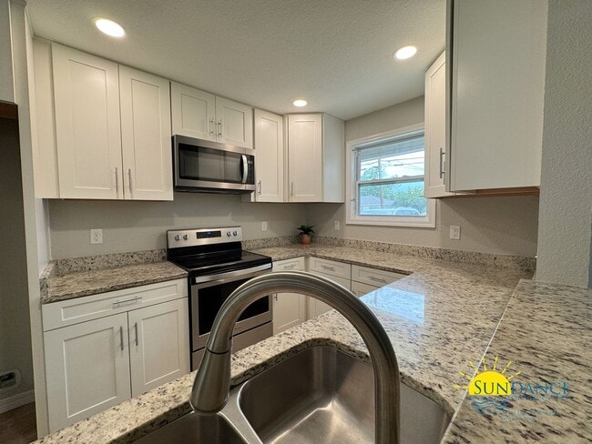 Foto del edificio - Renovated 4-Bedroom Home in Central Fort W...