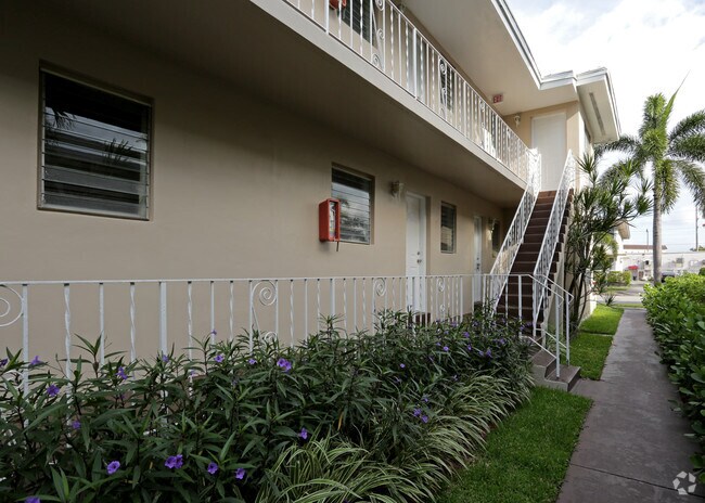 Foto del edificio - 110 Antiquera Ave