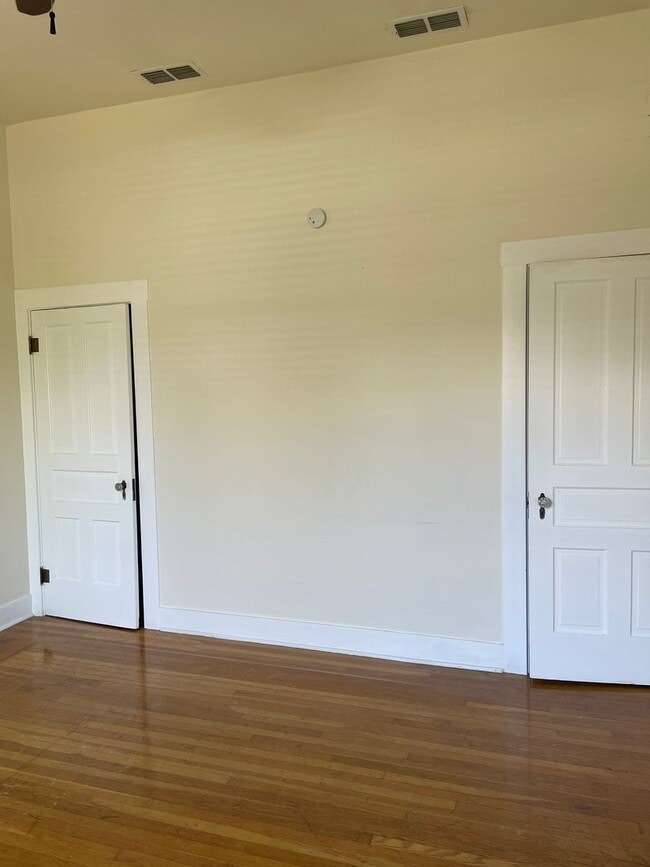 Building Photo - Gorgeous updated property!