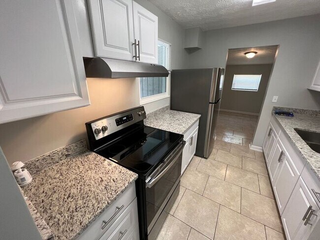 Building Photo - 6928 Red Robin Dr