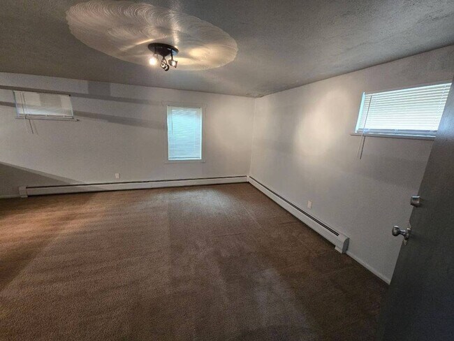 Foto del edificio - For Rent: 1 Bed / 1 Bath Basement Apartmen...