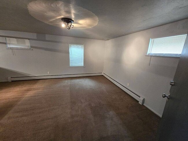 Building Photo - For Rent: 1 Bed / 1 Bath Basement Apartmen...